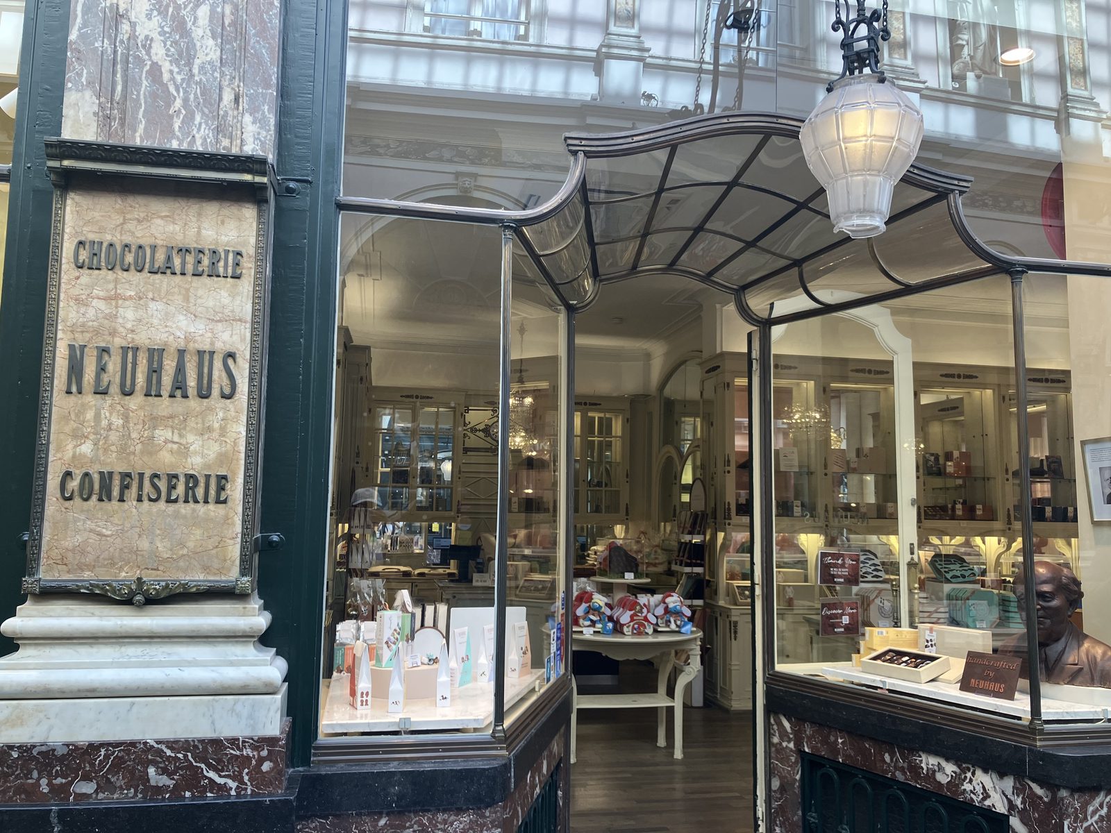 ノイハウスの店頭とショーウィンドウ