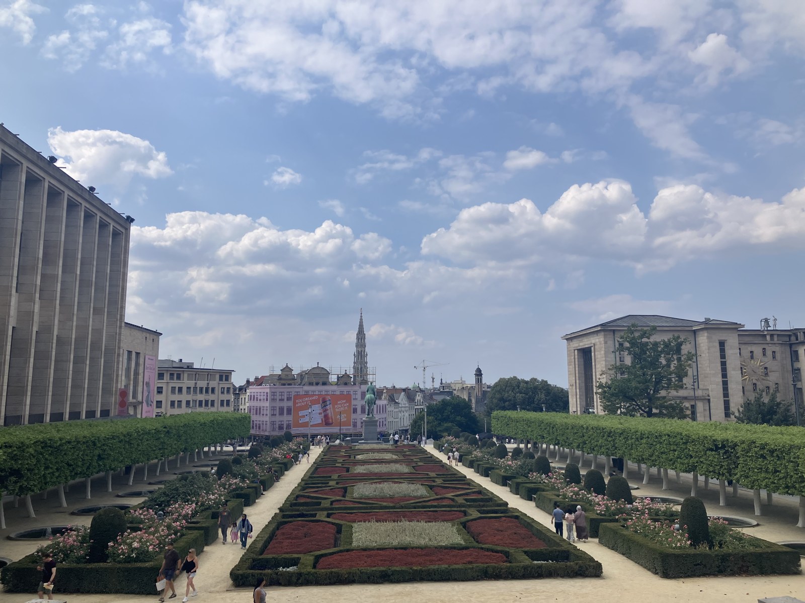 芸術の丘の庭園と市庁舎の塔