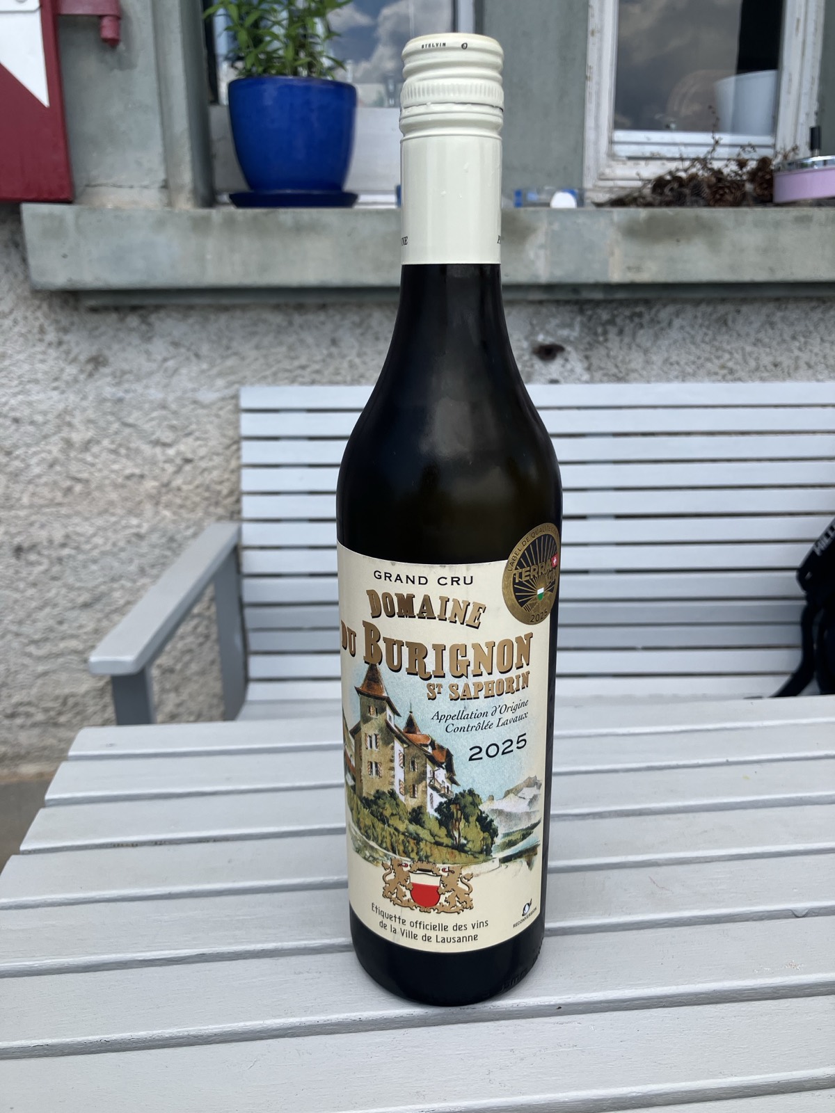 テラスで飲ませてもらったサン・サフォランのグランクリュのボトル