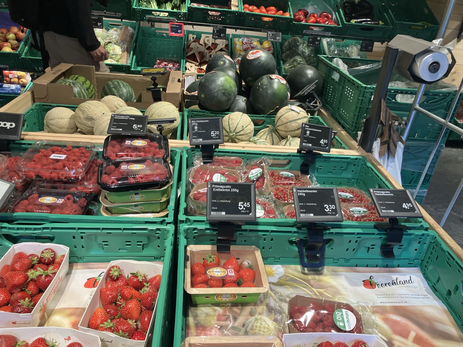 Coopのベリー売り場。ブルーベリー250g CHF3.30、いちご、ラズベリーの値札