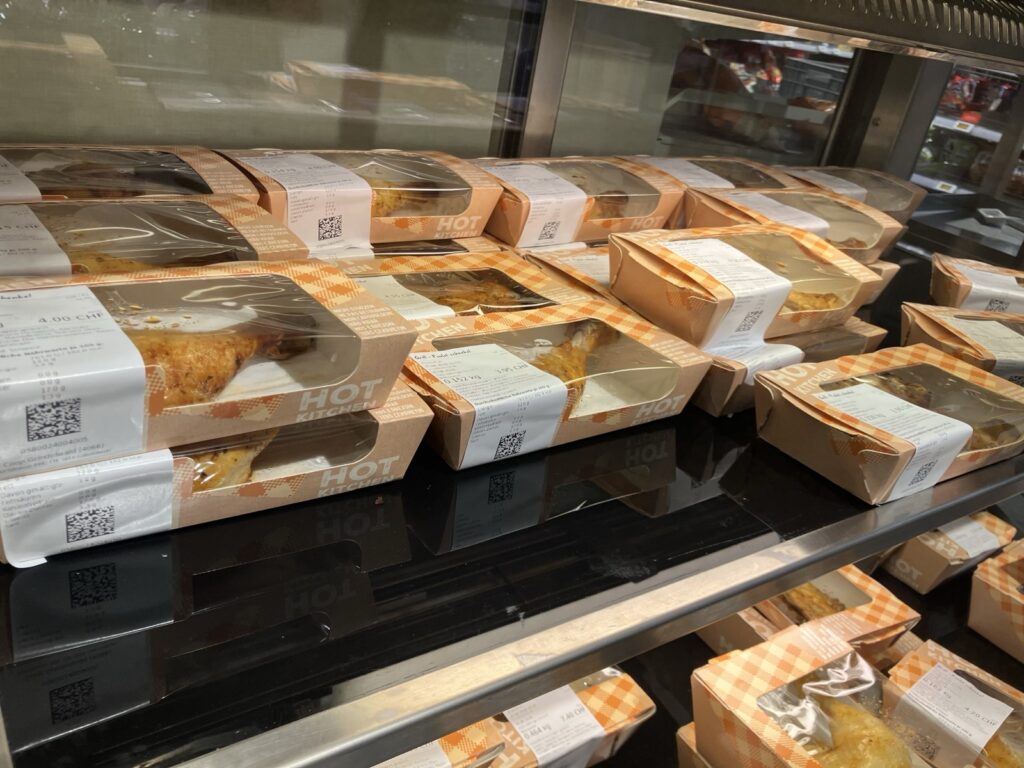 CoopのHOT KITCHENグリルチキン売り場(グリンデルワルト店)