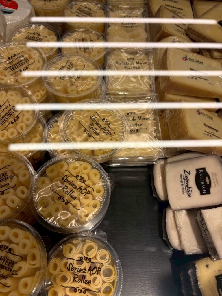Coopの削りチーズ売り場。Tête de Moineなど
