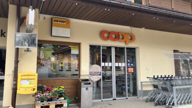 ミューレンのCoop外観。郵便局が併設された小さな山の店