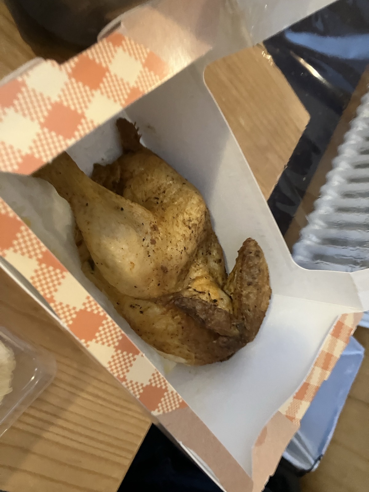 箱を開けたCoopのローストチキン