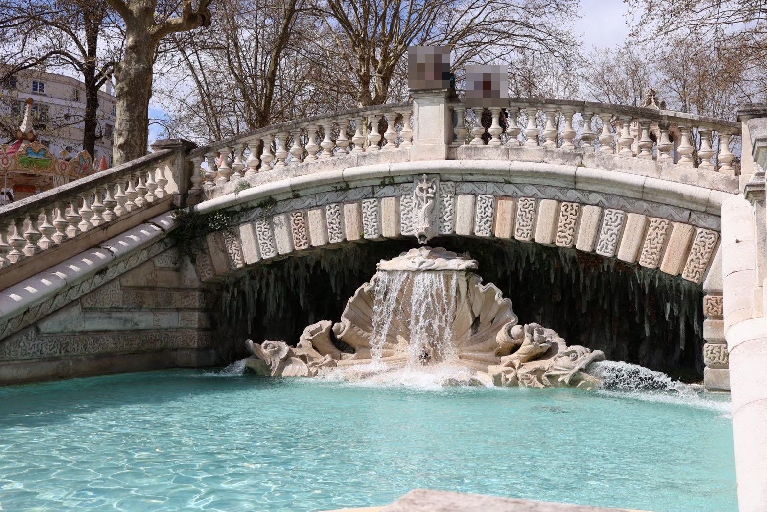 ダルシー庭園の水盤にかかる橋。アーチの下の貝殻の噴水から水が流れ落ちる