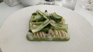 緑色のソースを敷いたフジローニ。アスパラガスとペストがのっている
