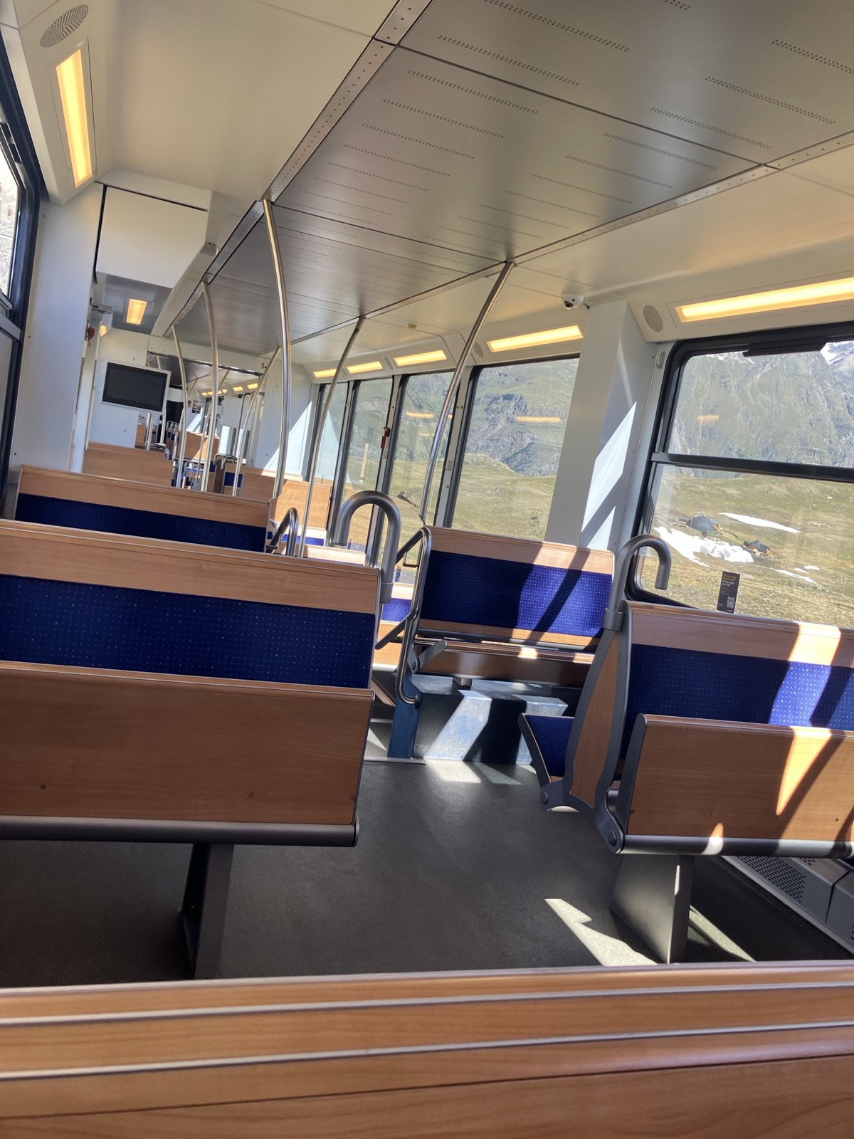 ゴルナーグラート登山電車の車内。木目の座席と大きな窓