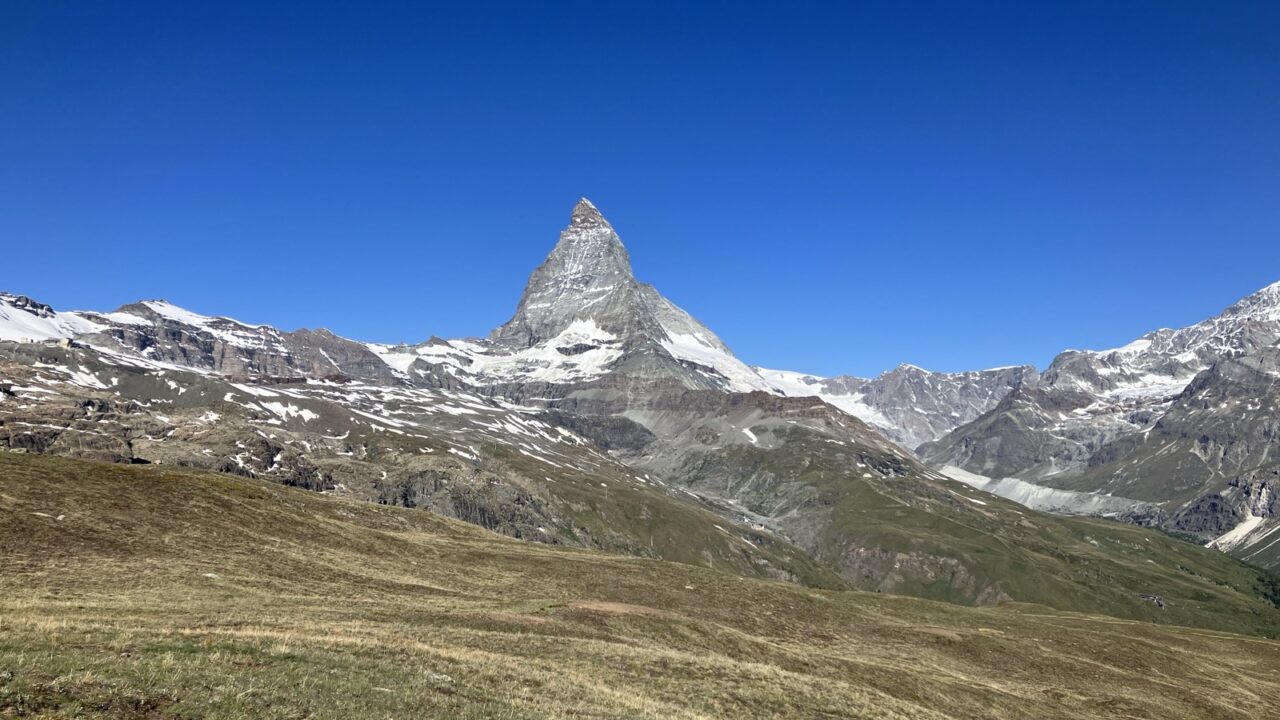 マッターホルンに向かって下っていくローテンボーデンからリッフェルベルクのハイキング道
