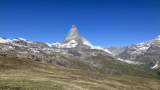 マッターホルンに向かって下っていくローテンボーデンからリッフェルベルクのハイキング道