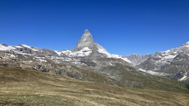 マッターホルンに向かって下っていくローテンボーデンからリッフェルベルクのハイキング道