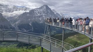 フィルストのクリフウォークの金属通路を歩く人々