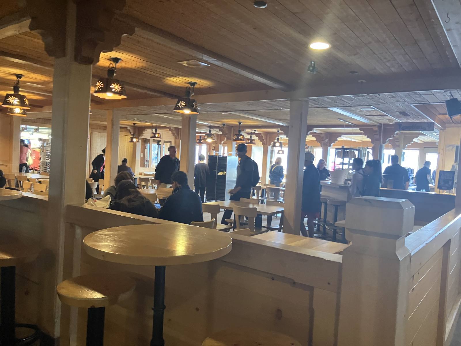 Bergrestaurant Firstの屋内席。木の内装で自由に休める空間