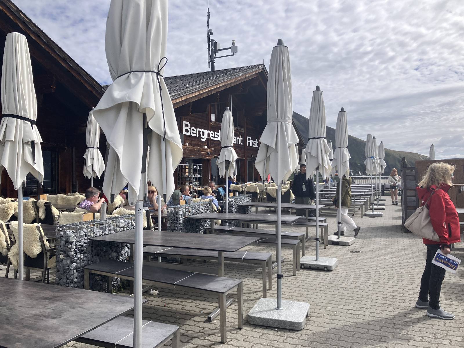 フィルスト山頂のBergrestaurant Firstのテラス席とパラソル