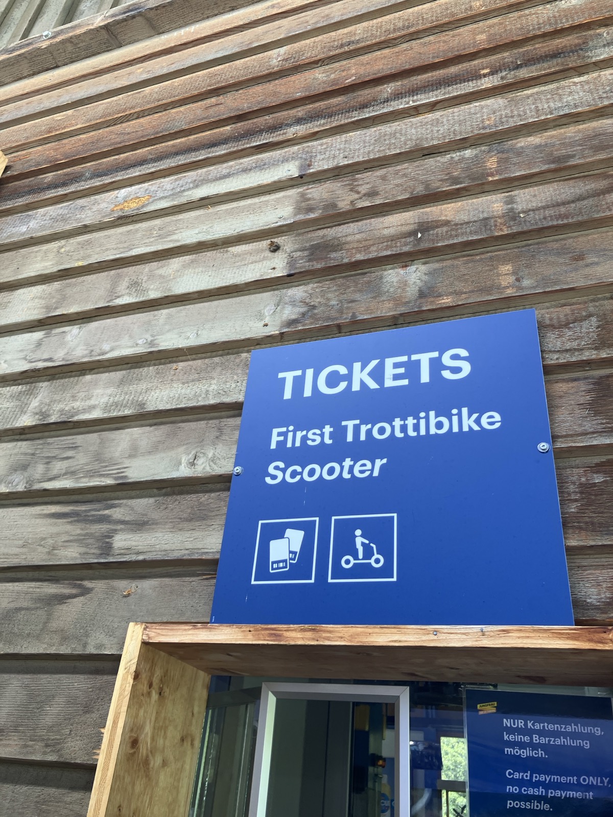 ボルト駅のTICKETS First Trottibike Scooterチケット案内看板