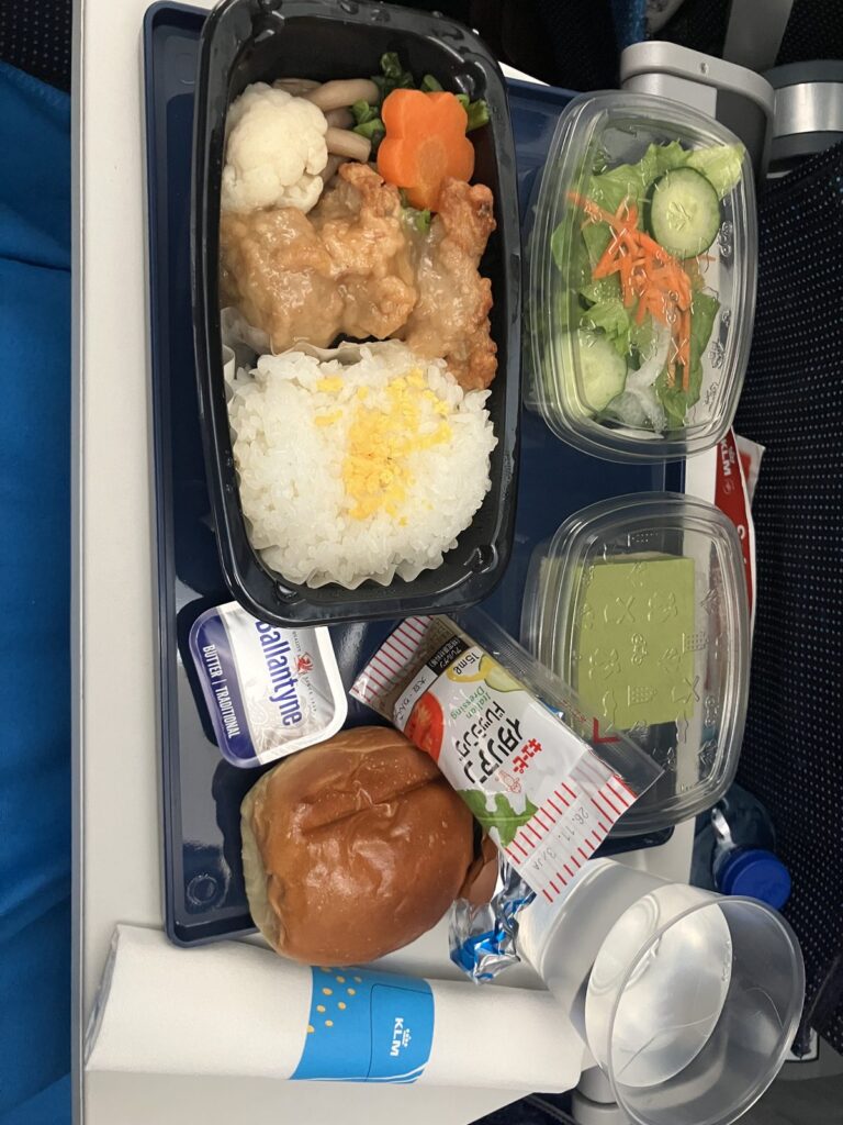 KLM機内食1食目を開封したところ。鶏の唐揚げとごはん、サラダ、抹茶ケーキ、パン