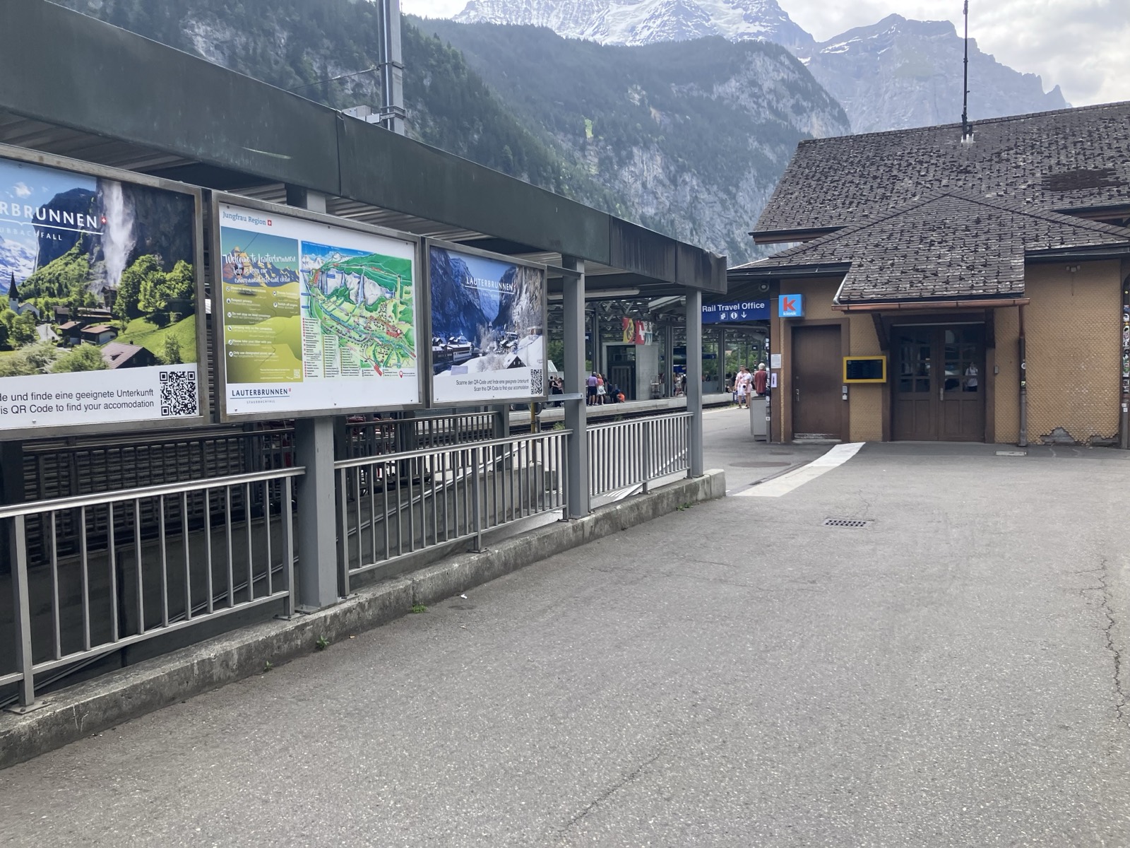ラウターブルンネン駅前の案内板とポストバスの乗り場