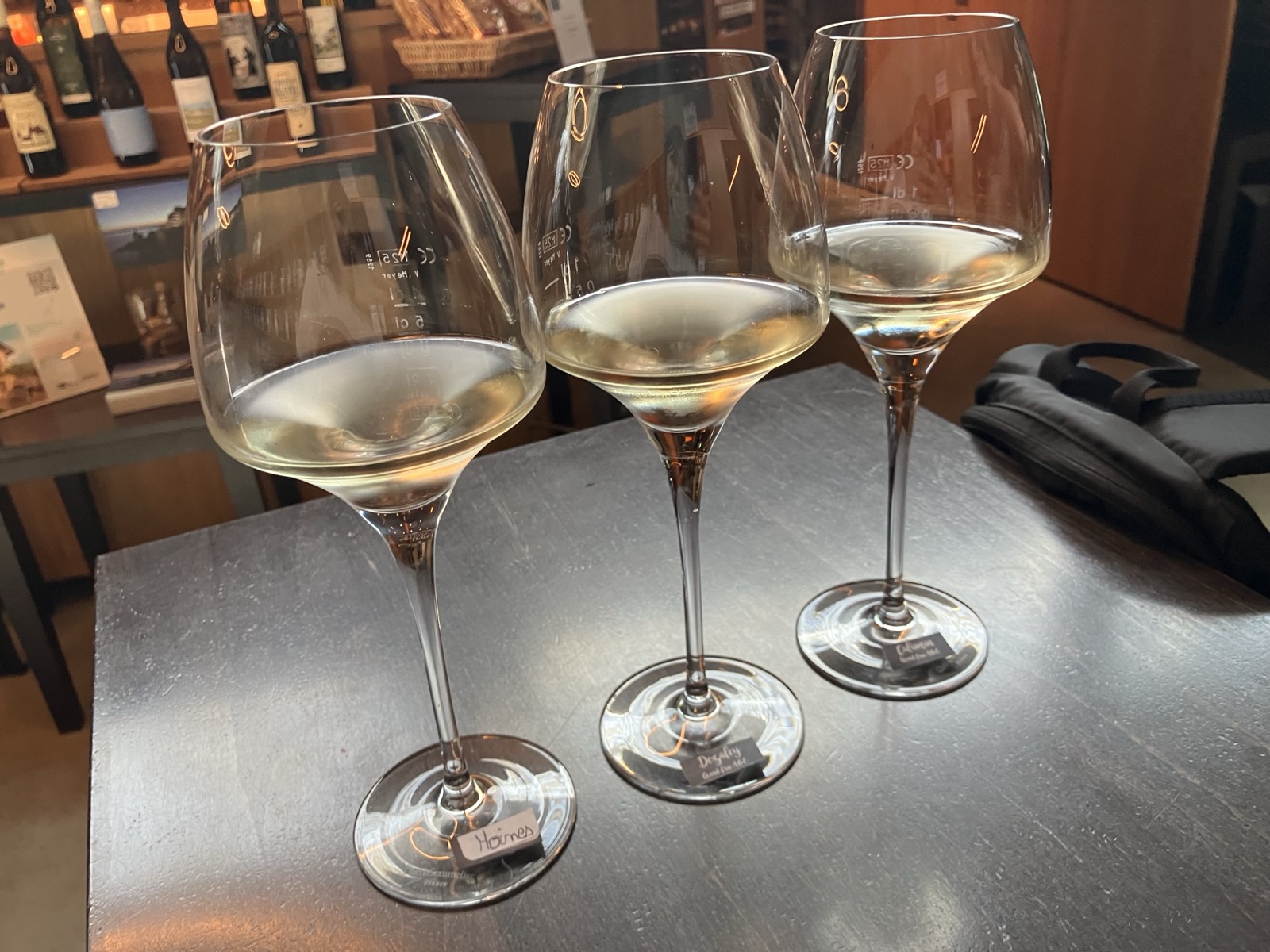 白のグランクリュ3杯の飲み比べ。グラスの足元に銘柄の札