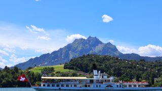 ルツェルン湖ですれ違った外輪船ガリア号とピラトゥス