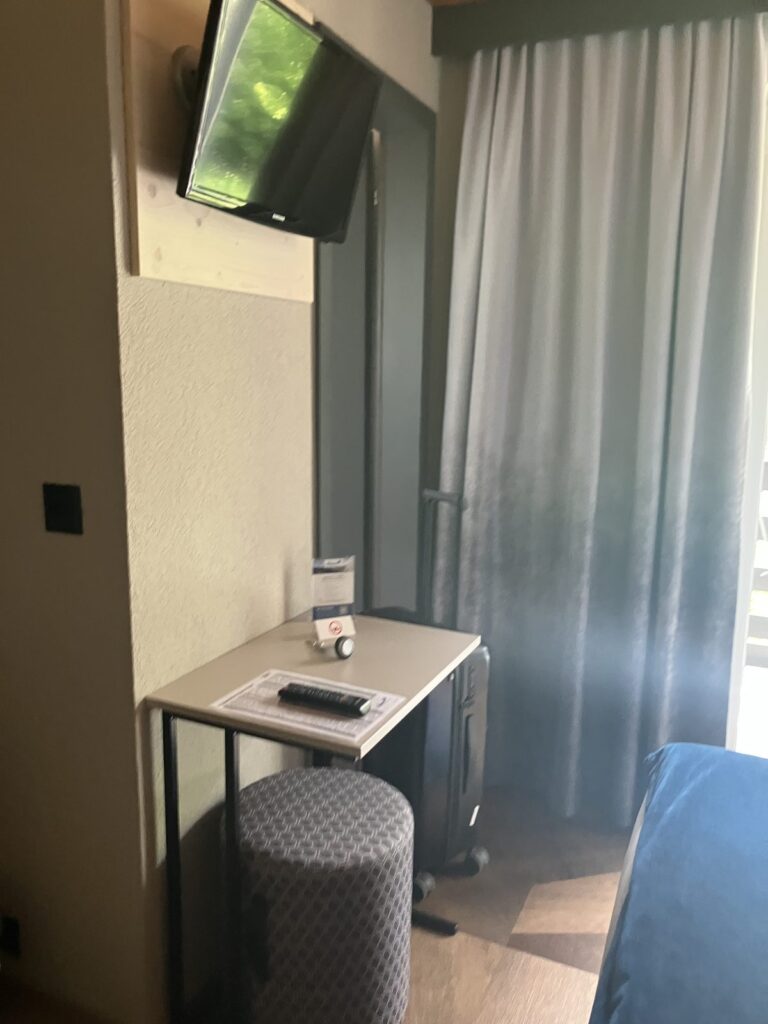 客室のテレビと荷物台、椅子