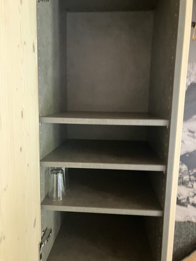 客室の収納棚の内部とグラス