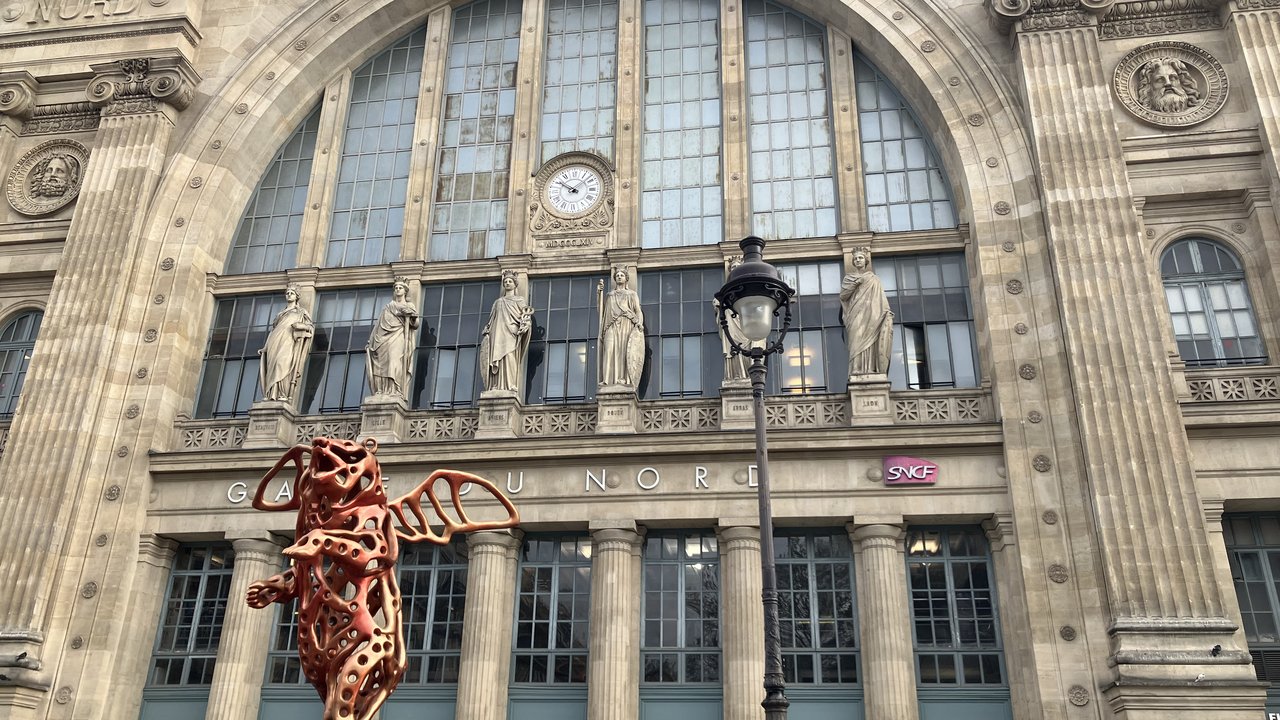 パリ北駅の駅舎。GARE DU NORDの文字と時計、彫像が並ぶファサード