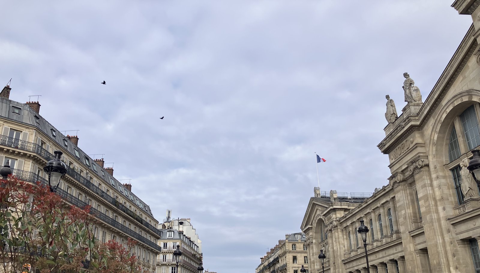 ユーロスターが発着するパリ北駅（Gare du Nord）の駅舎と空