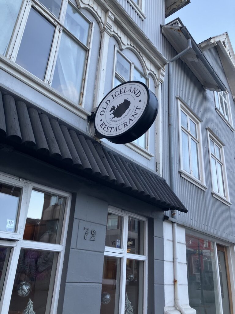OLD Icelandレストランの外観看板