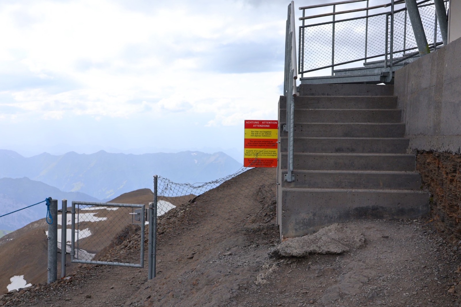 登山者ルートの入口。ACHTUNG（注意）の看板と階段