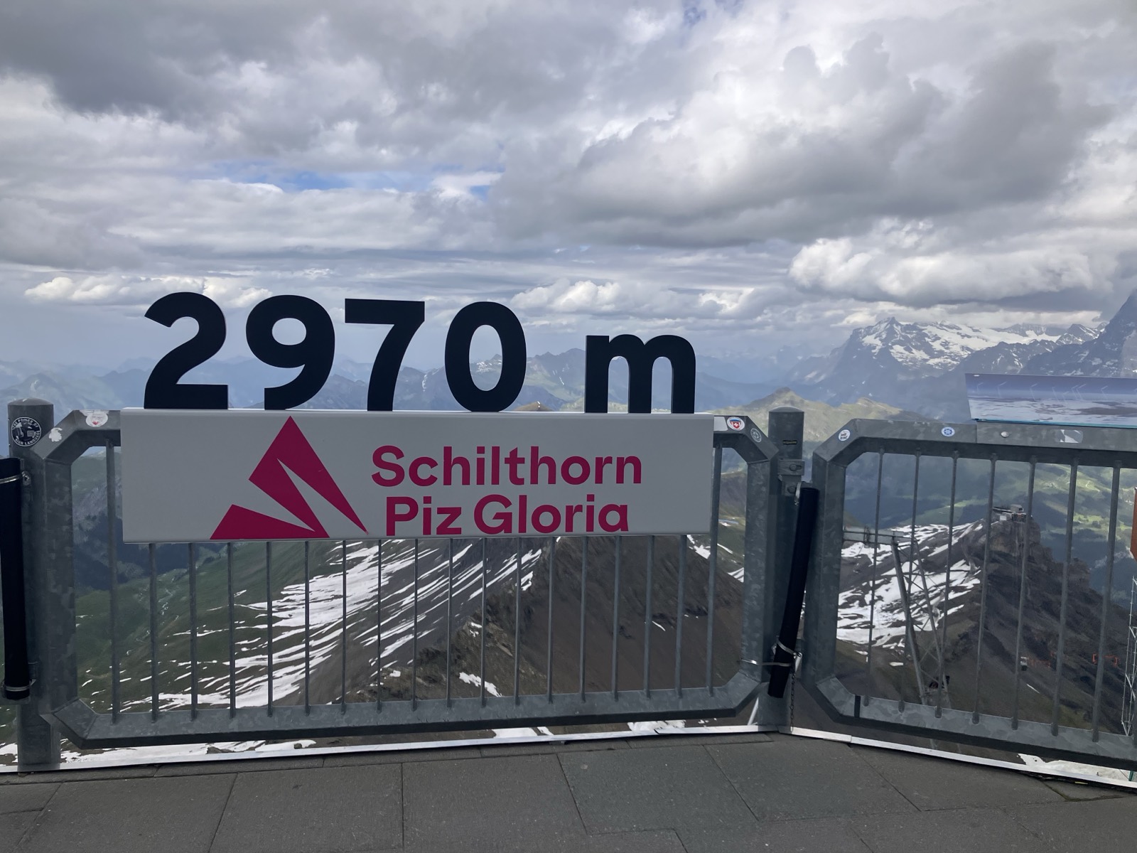 シルトホルン山頂の2970m Schilthorn Piz Gloriaサイン