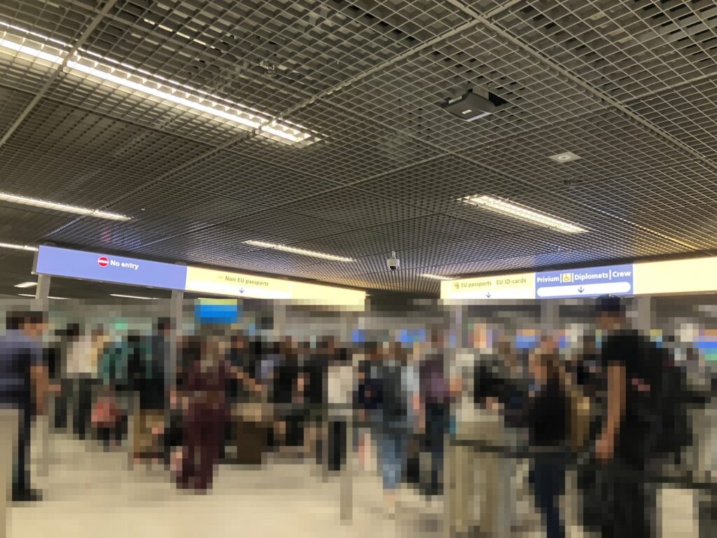 スキポール空港の入国審査に並ぶ行列