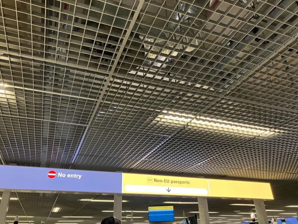 スキポール空港の入国審査。Non-EU passportsの案内標識