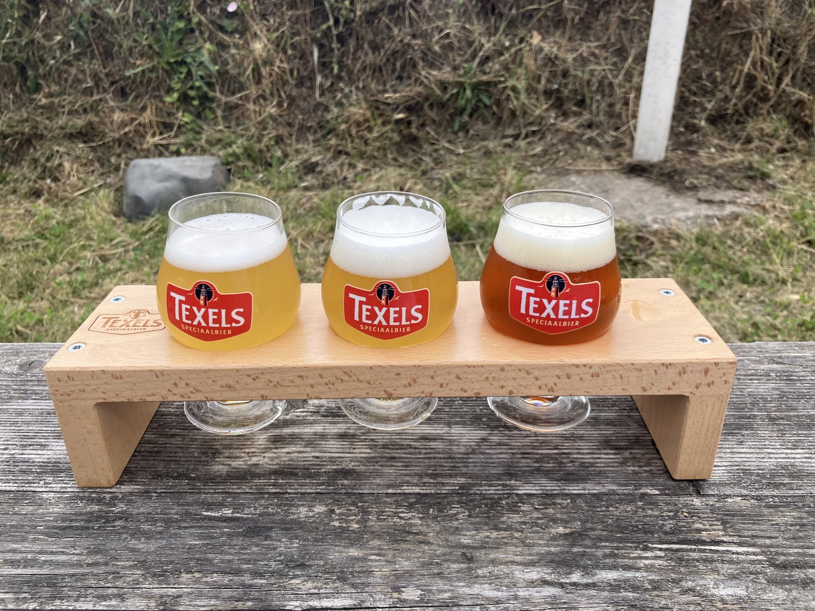 木のボードに乗ったテクセルビールの飲み比べ3杯