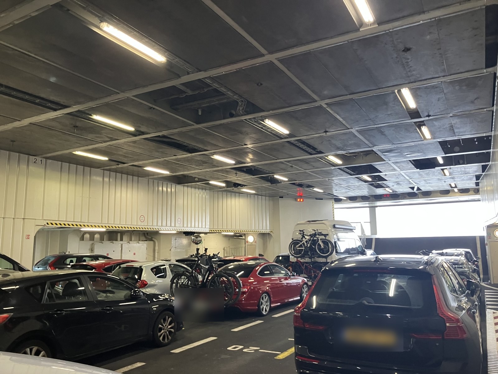 TESOフェリーの車両甲板に並ぶ車