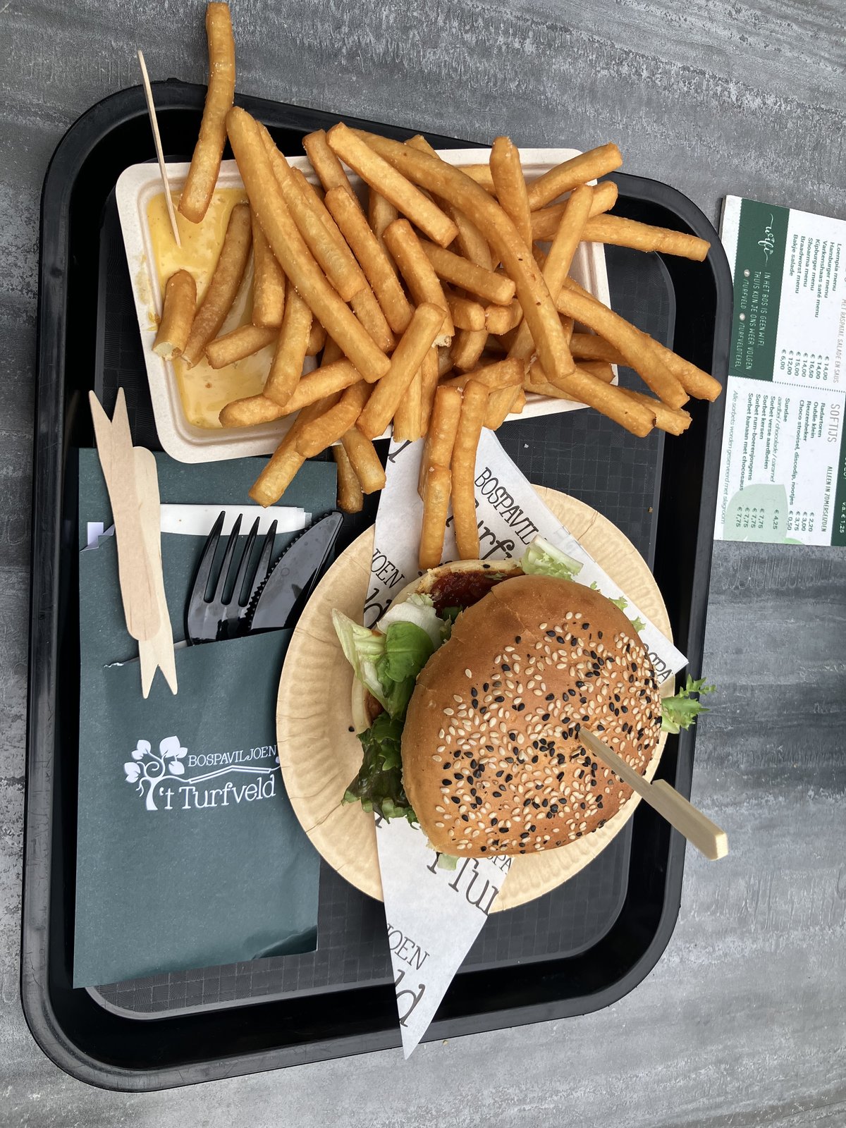 テクセル産ラム肉のバーガーとヨッピーソースのフライドポテト