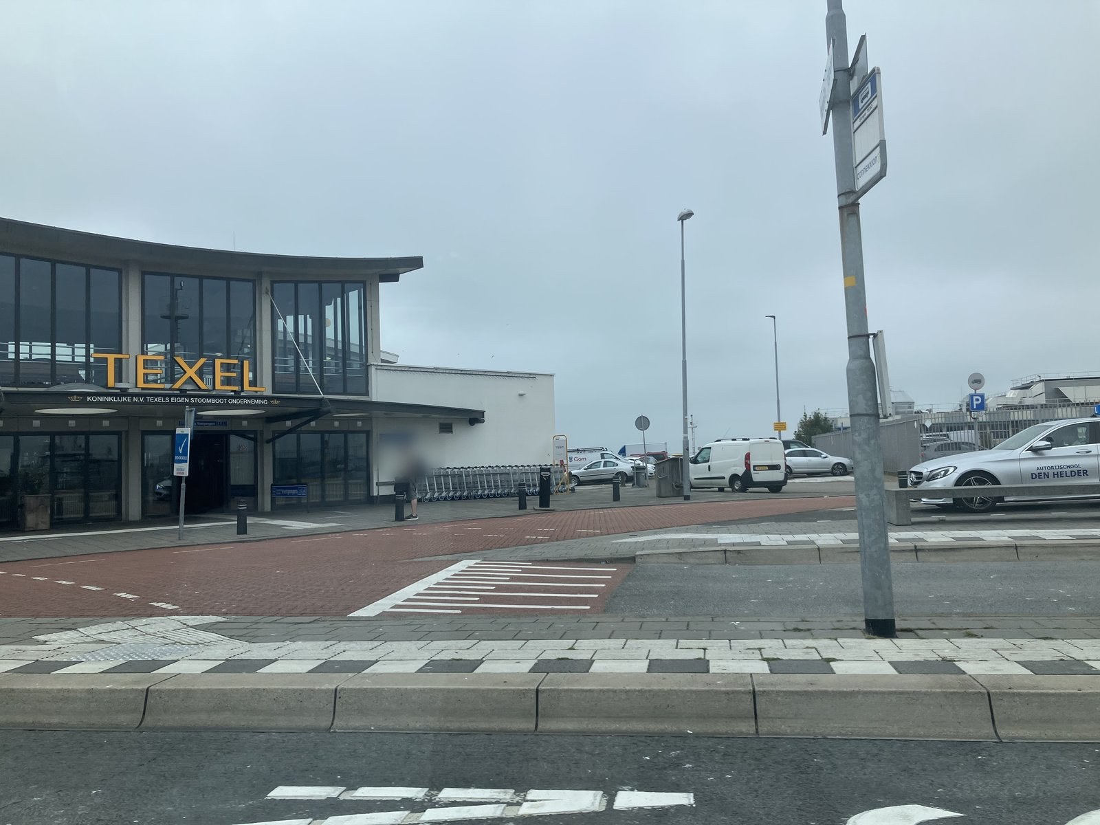 TESOフェリーターミナルの建物とTEXELのロゴ