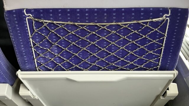 TGVの車内。青い座席の背面ネットポケットと折りたたみテーブル