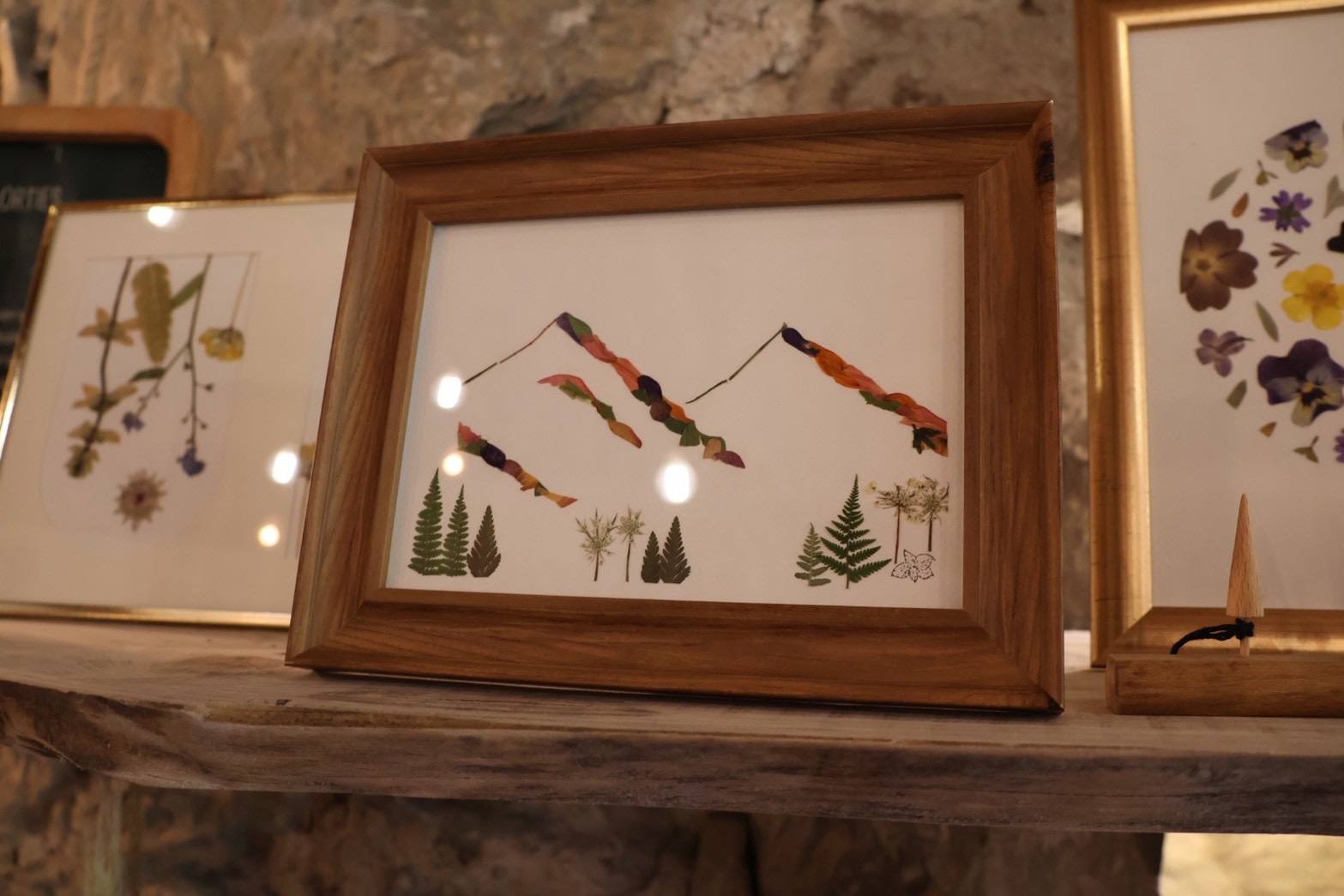 押し花と葉っぱで作られた山の絵の額