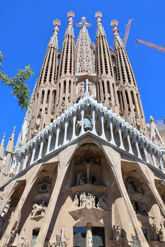 サグラダ・ファミリア生誕のファサードの全景