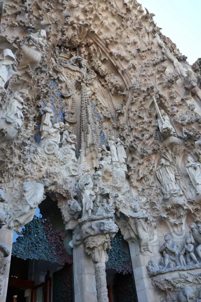 サグラダ・ファミリア生誕のファサードの彫刻の細部